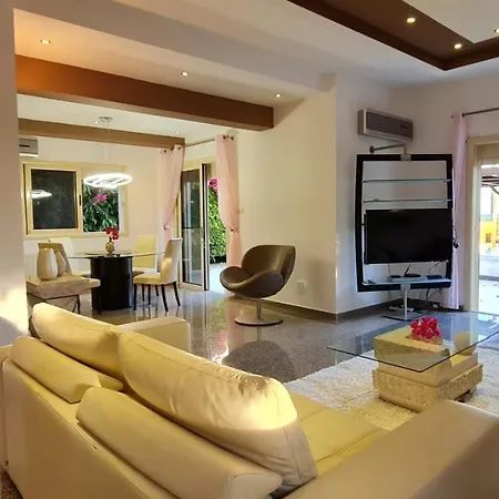 וילה Del Mar With Heated Pool & מזוטוס