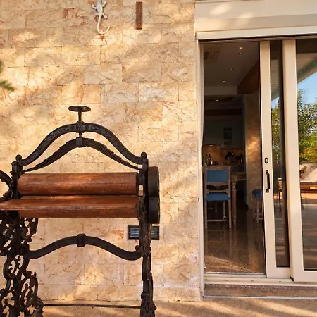 Del Mar With Heated Pool & Villa Mazotos